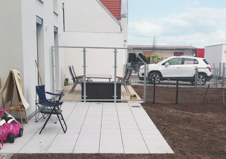 Mulde im Vorgarten im Anschluss an die Terrasse.