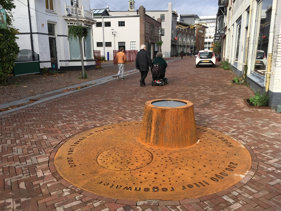 Der Deckel einer 200.000-Liter-Zisterne in der Marktstraat in Apeldoorn.