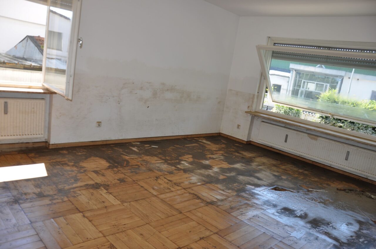 Feuchteschäden nach einem Hochwasser.