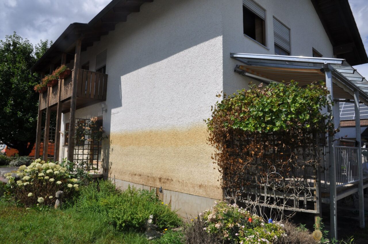 An der Fassade ist der Hochwasserstand genau zu erkennen.