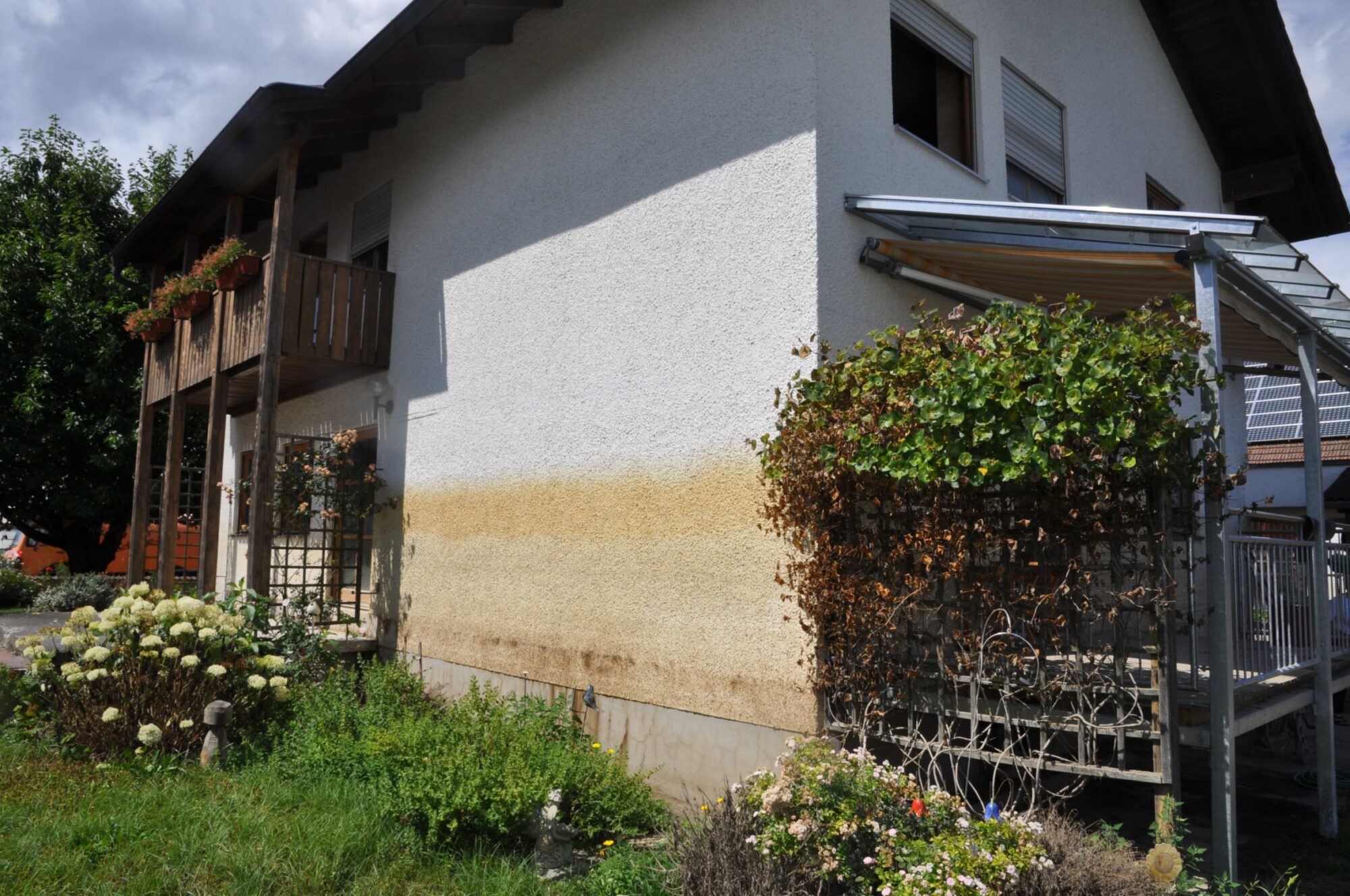 An der Fassade ist der Hochwasserstand genau zu erkennen.