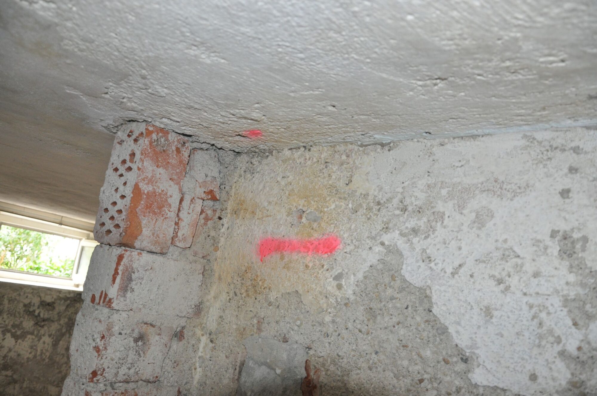 Die Markierung an der Wand dient dem Gutachter als Orientierung für den Einsatz von Messgeräten.