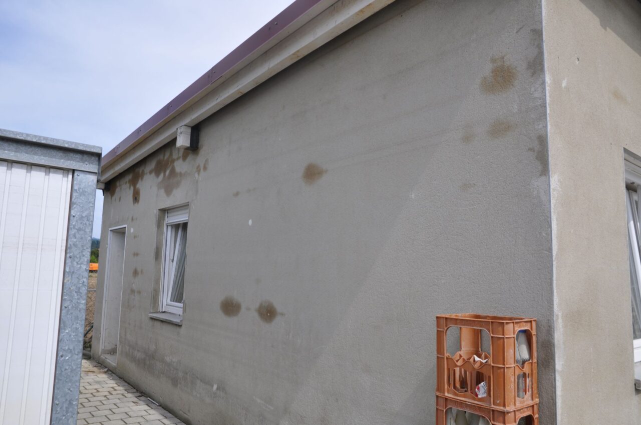 Punktuell sind Ölschäden an der Fassade zu erkennen. 