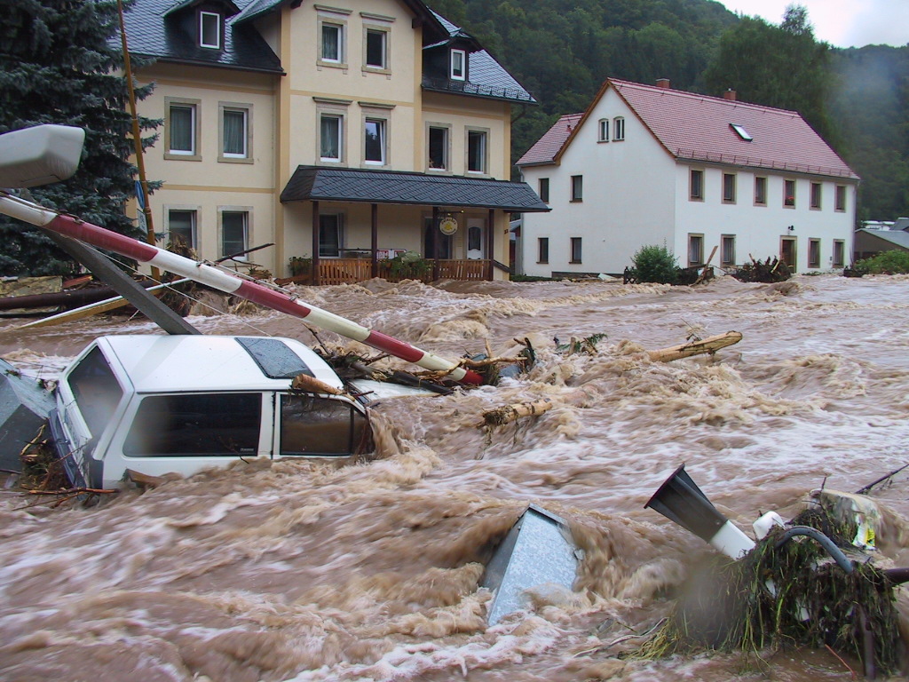 Überflutung von Schlottwitz durch die Müglitz, einem Nebenfluss der Elbe, während des Jahrhunderthochwassers 2002.