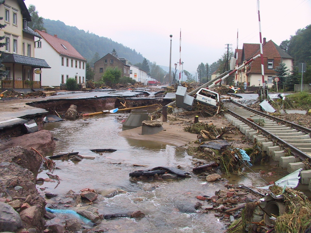 Die Zerstörungen in Schlottwitz während des Elbehochwassers 2002.