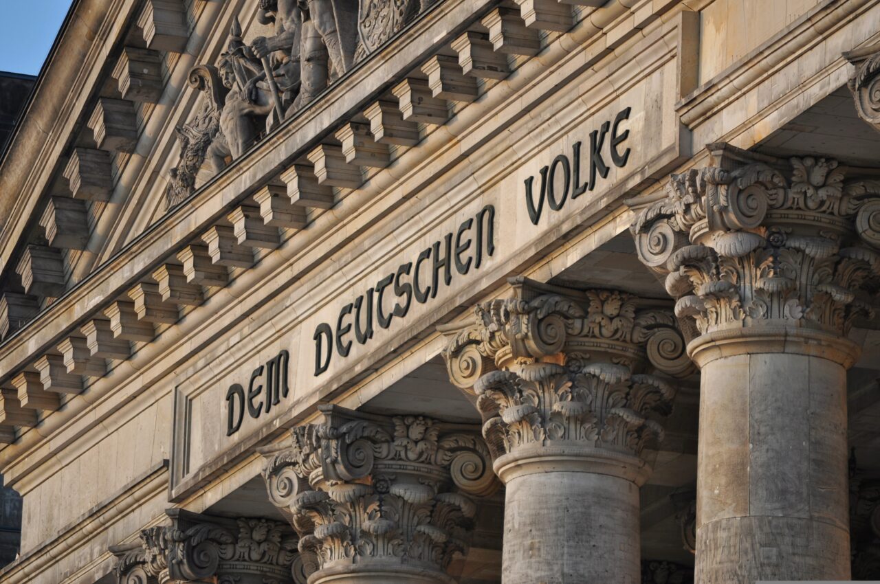 s Portals des Reichstags in Berlin mit der Aufschrift "Dem Deutschen Volke".