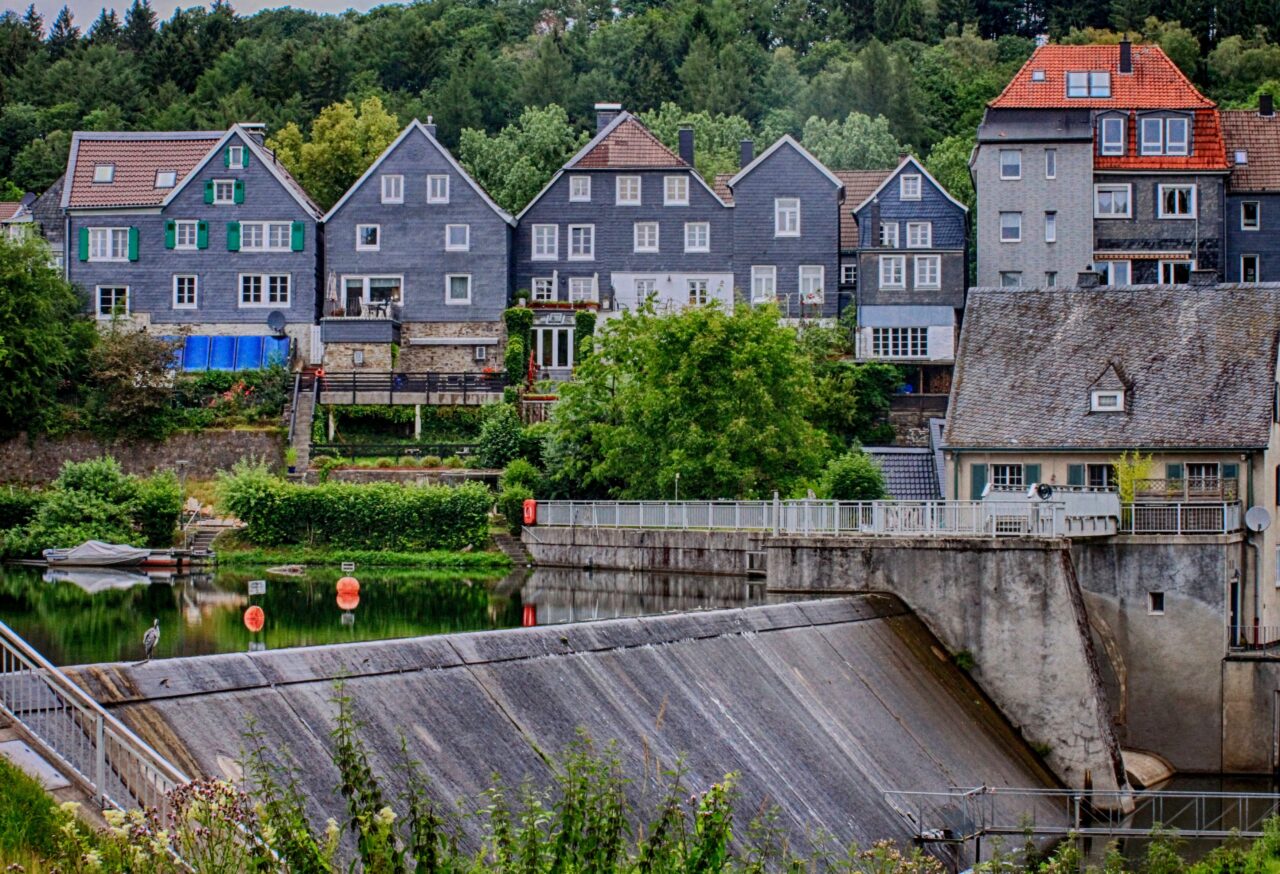 Stauwehre und weiterer technischer Hochwasserschutz werden bestenfalls über kommunale Grenzen hinaus geplant und koordiniert.
