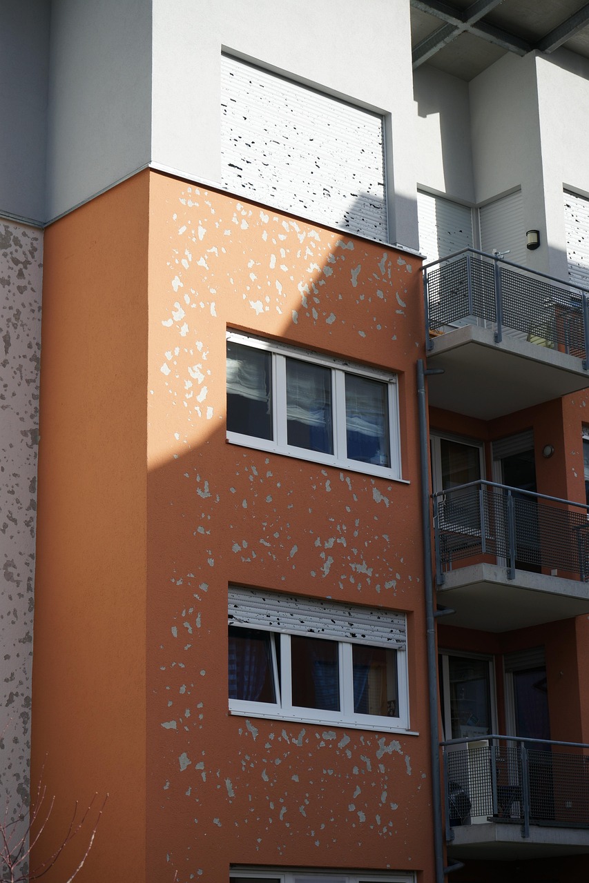 Durch hagelschlag zerstörte Hausfassade
