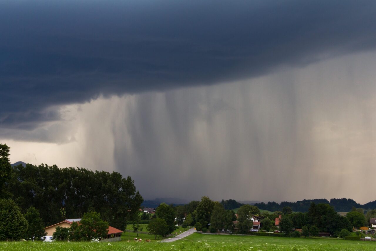 Regen, der aus einer Wolke fällt