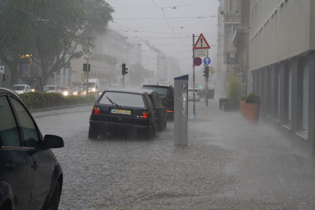 Um 15.26 Uhr: Extrem Starkregen in der Neckarstrasse Stuttgart-Ost. Stuttgart Unwetter Schaden