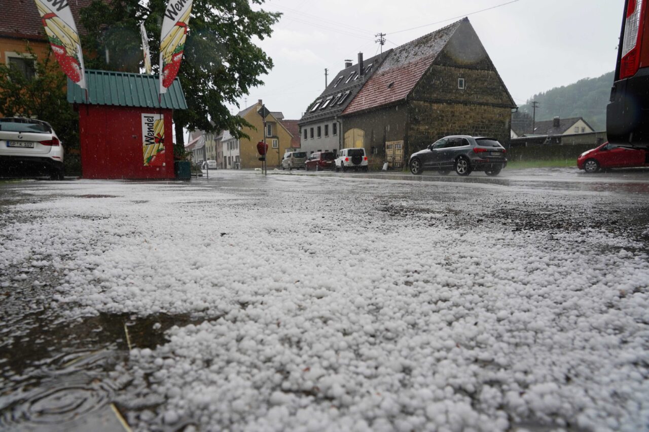 Große Hagelkörner liegen nach einem Unwetter in Göppingen auf der Straße.