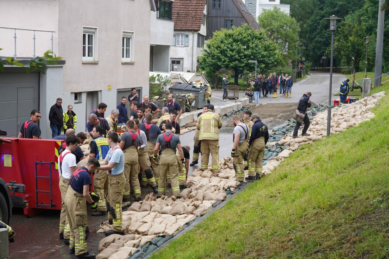 Remseck bereitet sich vor einen Dammbruch in der Muehlstrasse vor. Die Feuerwehr im Grosseinsatz Sandsaecke , Steine und Hochwasserschutz man bereitet sich vor es ist angespannt da der Damm weich ist.