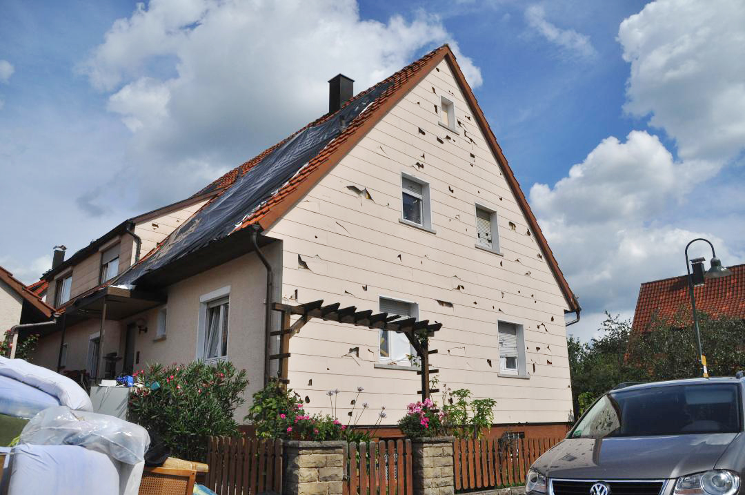 Eine Fassade in Reutlingen ist nach dem Hagel-Unwetter im August 2013 stark beschädigt.