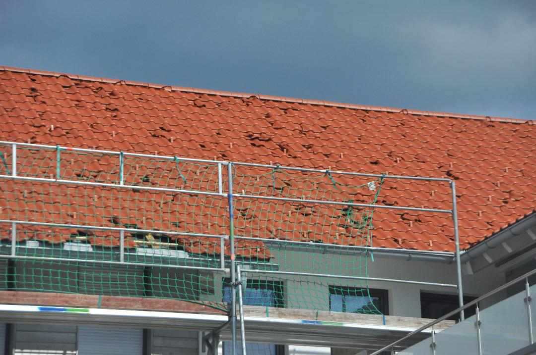 Viele Dachziegel eines Hauses in Reutlingen sind nach Hagelschlag zerstört.