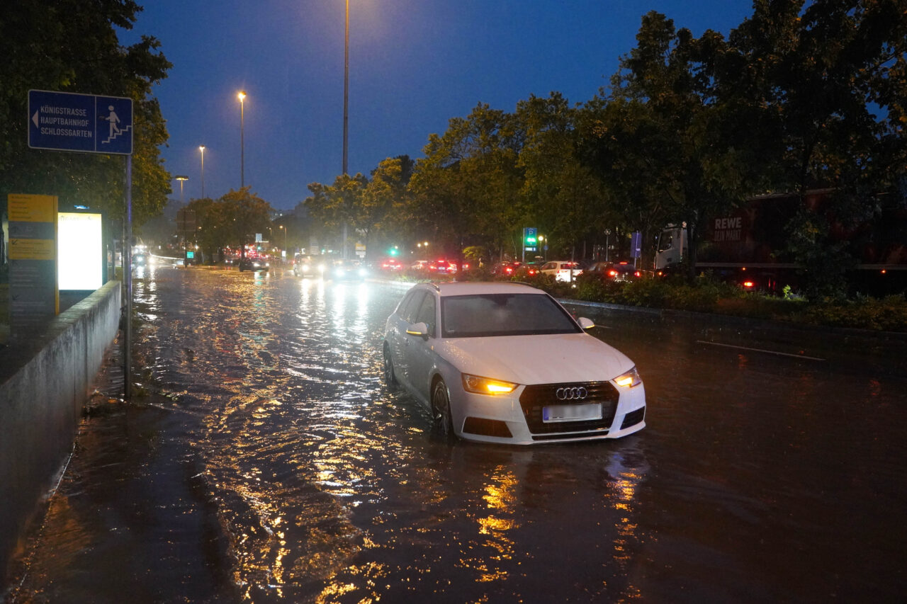 Überflutete Straße nach Unwetter in Stuttgart im Juni 2021.