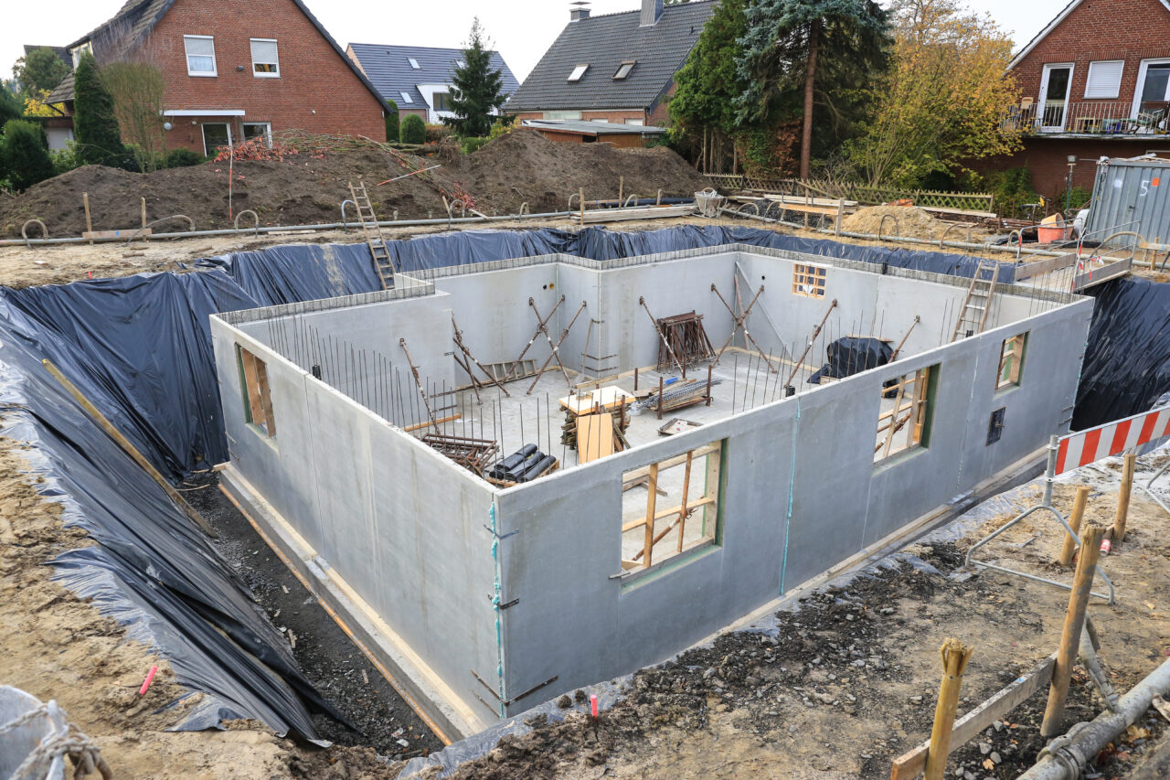 Der Kelleraufbau des Neubaus ist als weiße Wanne ausgeführt.