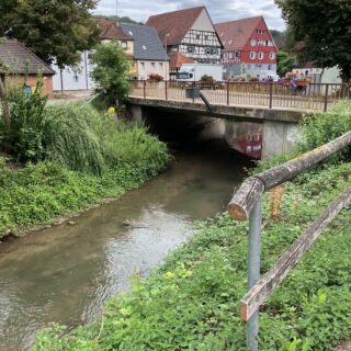 An einem Fließgewässer im Rems-Murr-Kreis ist ein vernetzter Pegel installiert.