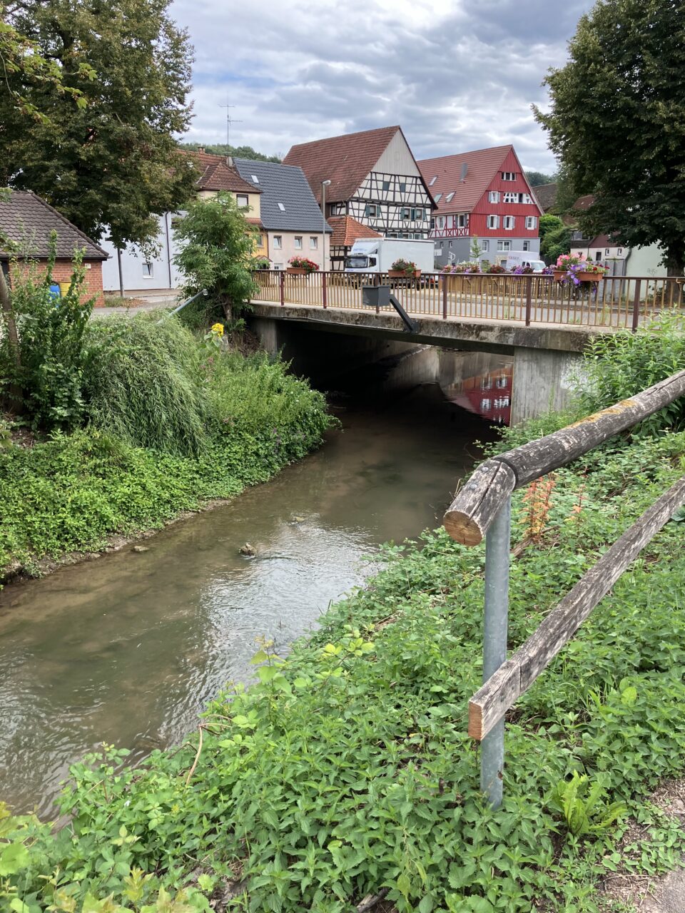 An einem Fließgewässer im Rems-Murr-Kreis ist ein vernetzter Pegel installiert.