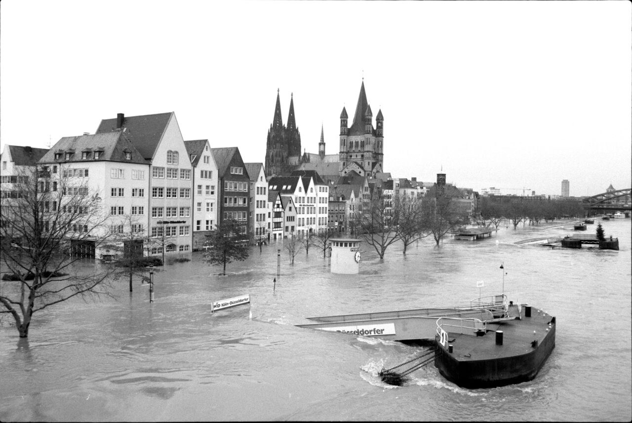Die Rheinpromenade in Köln ist großflächig überflutet. 