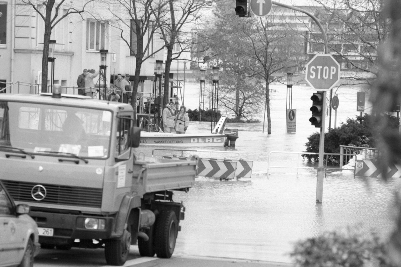 Das Rheinhochwasser steht bis an Wohnhäuser in Ufernähe.