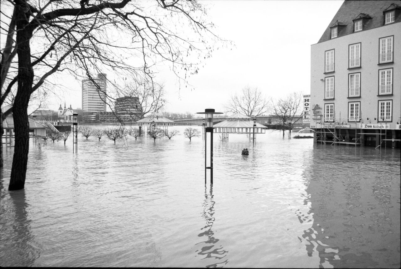 Beim Rheinhochwasser 1995 stehen ganze Straßenzüge meterhoch unter Wasser.