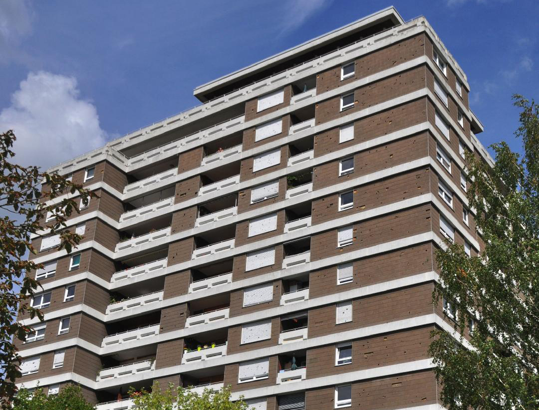 Einschlaglöcher an der Fassade eines Wohnhochhauses in Reutlingen. 