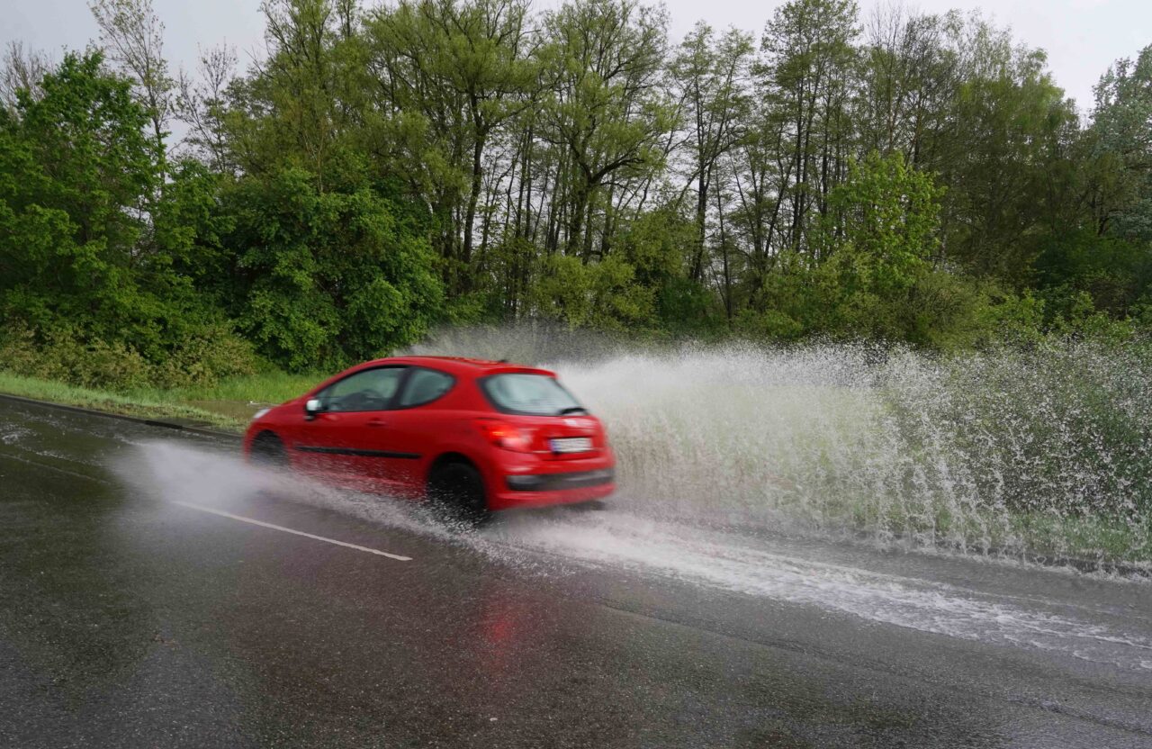 Überschwemmte Straße nach Starkregen. 
