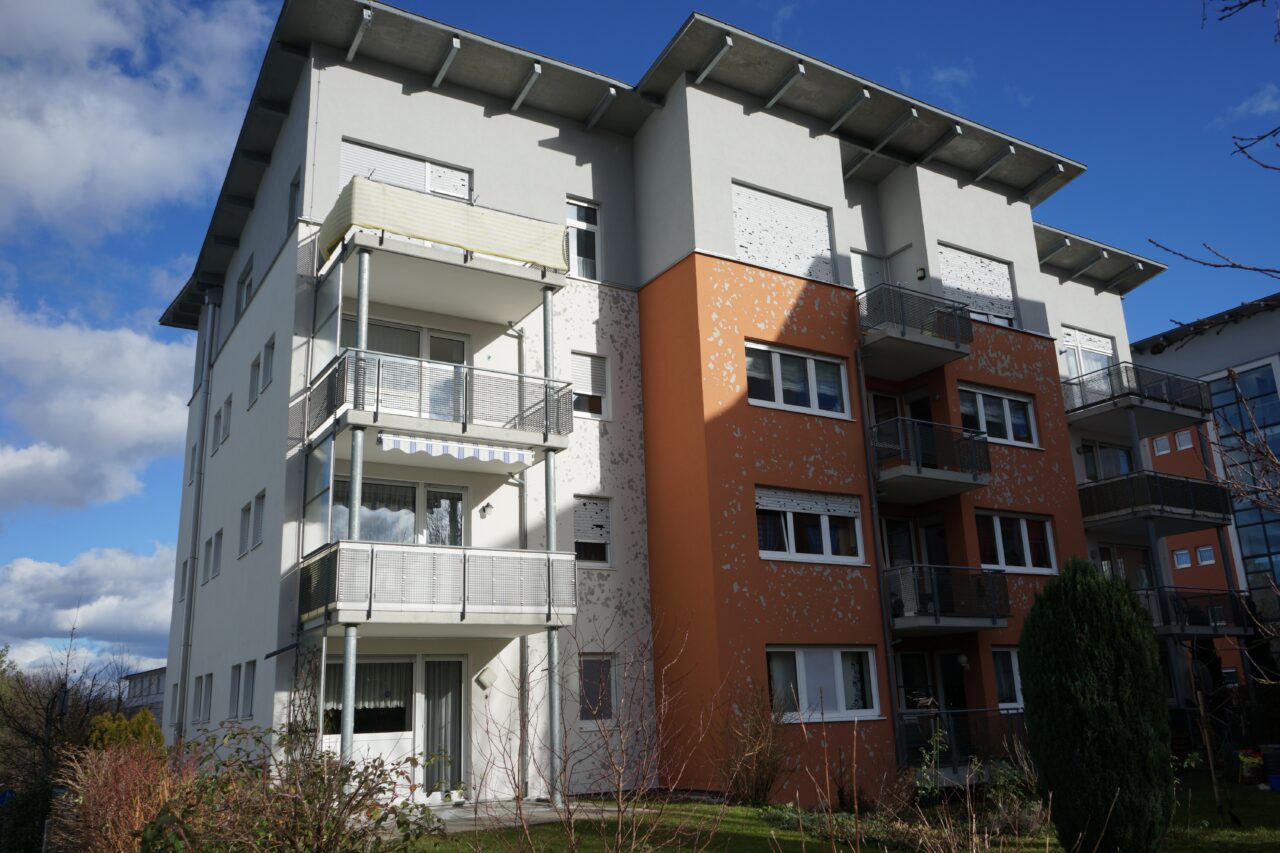 Hagelschäden an der Fassade eines Gebäudes.