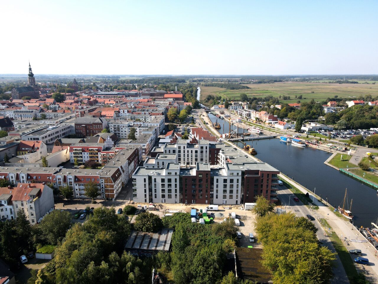 Ein Neubaugebiet am Fluss.