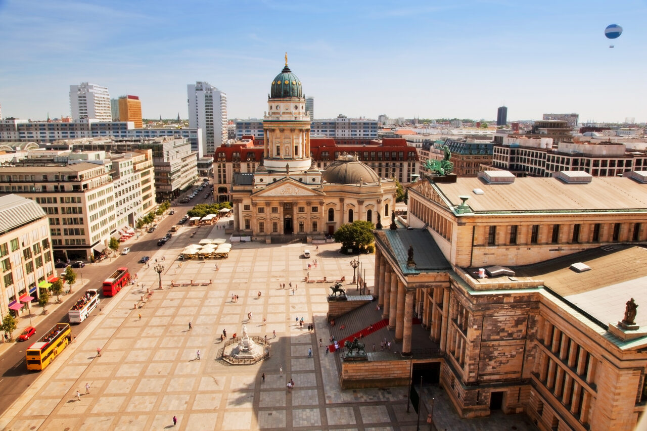 Blick vom Französischen Dom über den Gendarmenmarkt in Berlin