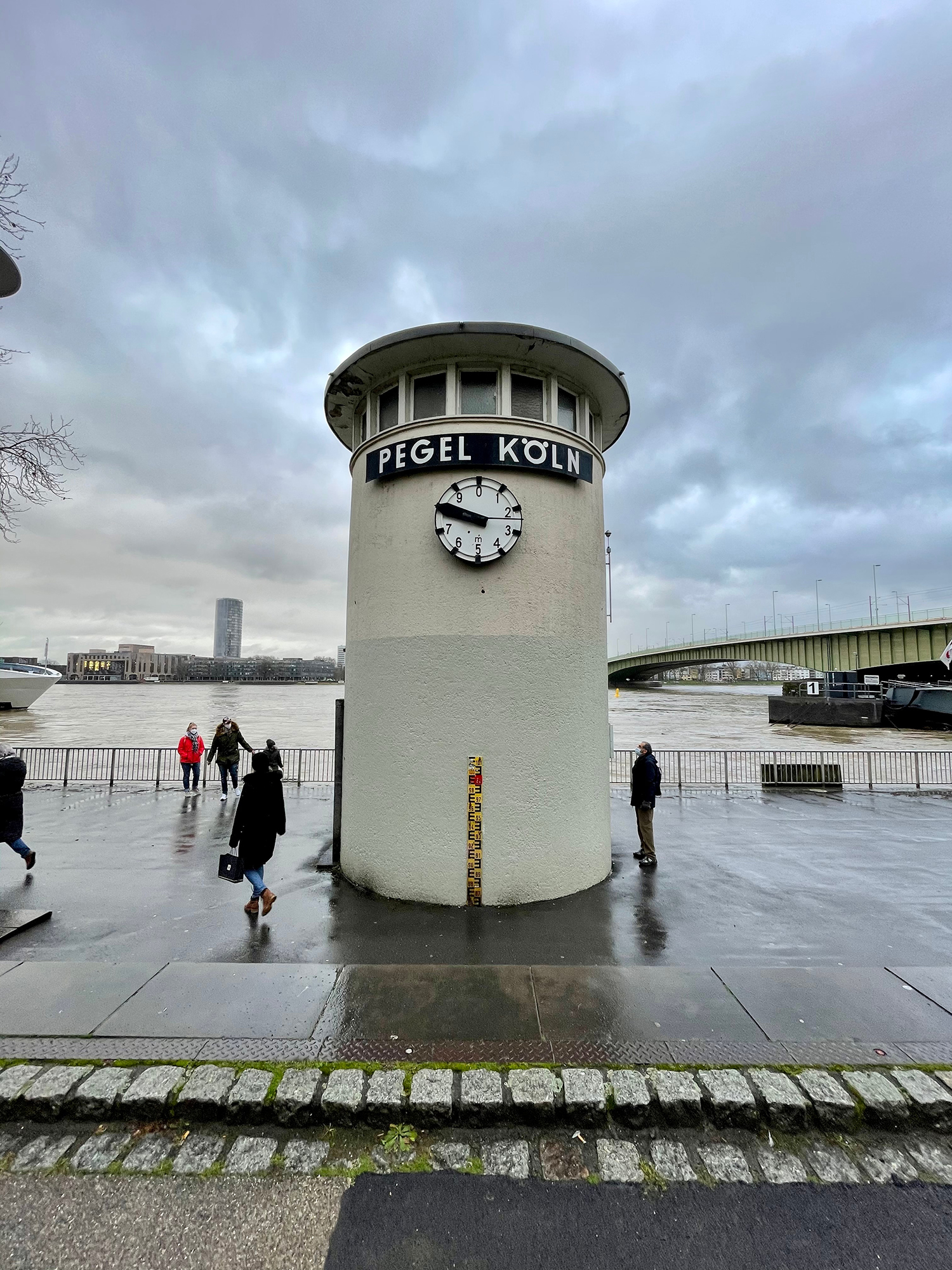 Hochwasser am Pegel Köln an der Rheinuferpromenade.