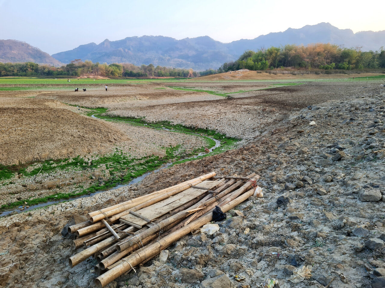 Blick auf das Reservoir, das aufgrund der lang anhaltenden Trockenzeit ausgetrocknet ist. Aufnahmeort: Tandon-Reservoir, Wonogiri, Indonesien.