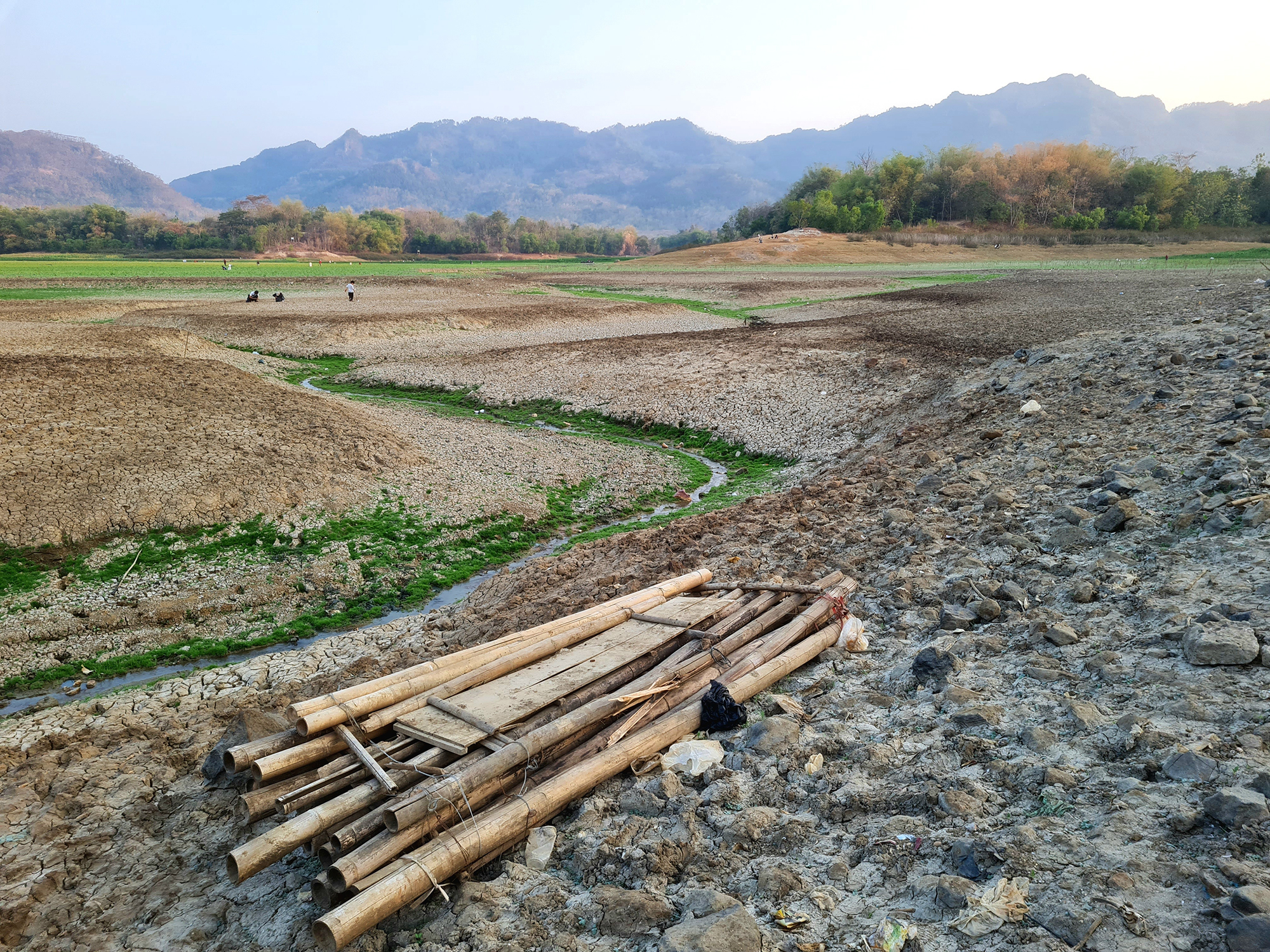 Blick auf das Reservoir, das aufgrund der lang anhaltenden Trockenzeit ausgetrocknet ist. Aufnahmeort: Tandon-Reservoir, Wonogiri, Indonesien.