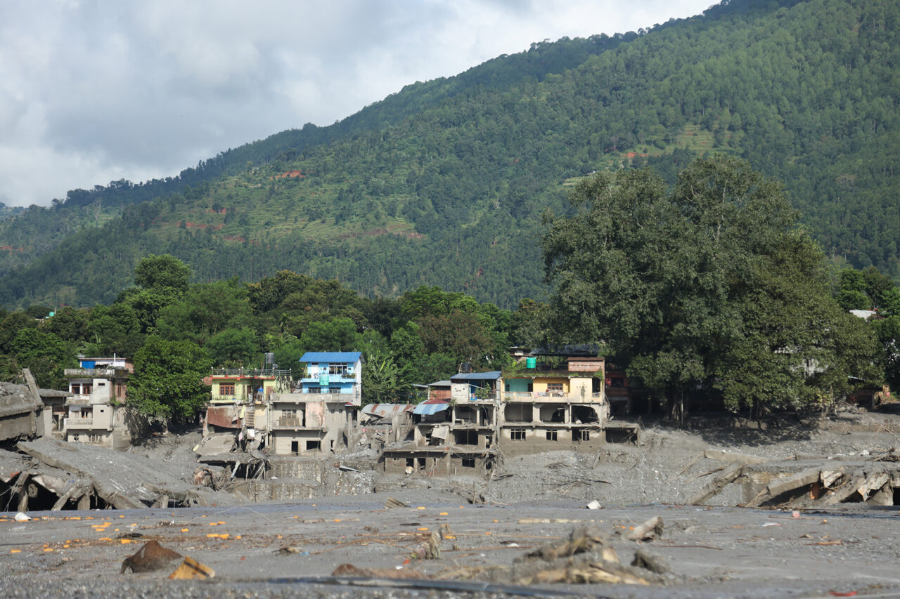 Die Folgen der Flutkatastrophe in Nepal - Hier entlang des Flusses Bhotekoshi im Distrikt Nuwakot - sind wenige Tage nach der Flut nicht absehbar.