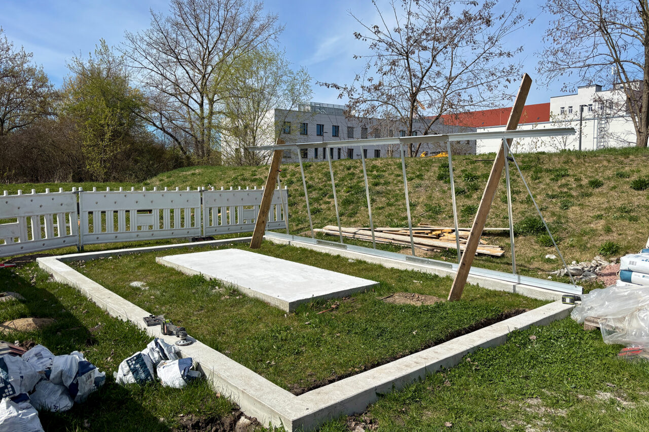 Das Gewächshaus steht auf einem Streifenfundament.